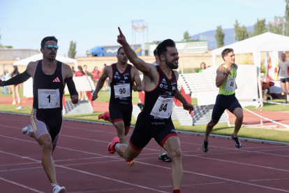 Sergio Juárez se impone a Óscar Husillos en los 200 metros