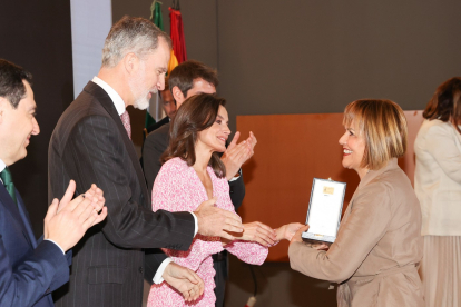 María José San Román saluda a Sus Majestades tras recibir la Medalla de Oro en las Bellas Artes en 2022