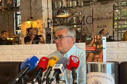 Paco García en su última rueda de prensa tras su no continuidad en el Real Valladolid Baloncesto, en el restaurante Ginos