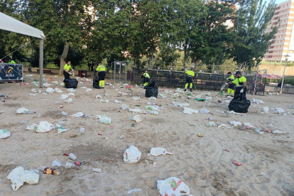Empleados del Servicio Municipal de Limpieza recogen la basura de la noche de San Juan.