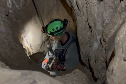 Uno de los rescatadores accede a la cueva.
