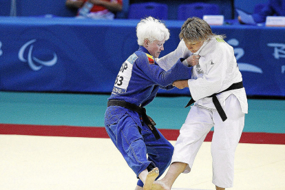 Marta Arce, de azul, en un combate de judo de los Paralímpicos de Pekín 2008.