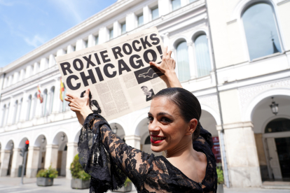 La actriz Teresa Abarca posa caracterizada como Roxie Hart para iniciar la presentación de 'Chicago'.