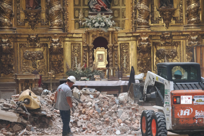 Tareas de desescombro de la Vera Cruz tras el desplome de la cúpula.