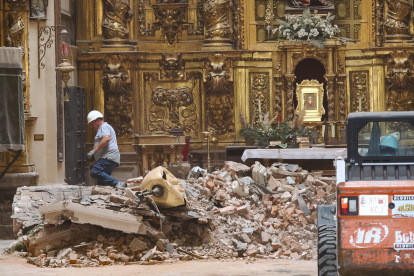Tareas de desescombro de la Vera Cruz tras el desplome de la cúpula.