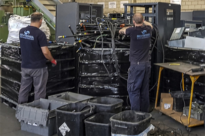 Dos operarios realizan trabajos en las instalaciones de la empresa.