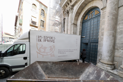 Camión de Las Edades del Hombre ante las puertas de la Vera Cruz.