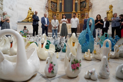 La ministra de Igualdad, Ana Redondo, visita la exposición 'El lago de los cisnes' de Cristóbal Tavares