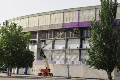 Pintado de la fachada exterior del estadio José Zorrilla.