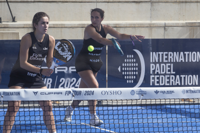 Bea Caldera durante la semifinal femenina junto a Lorena Rufo