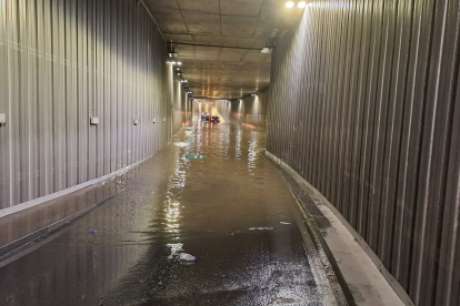 Túnel de Panaderos en Valladolid, inundado y cortado al tráfico.