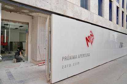 Avance de las obras para la apertura del tercer Zara más grande de España en el edificio del antiguo Corte Inglés de la calle Constitución.