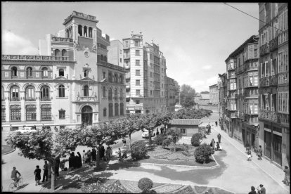 La plaza de los Leones de Castilla, actual plaza de la Rinconada, en 1960, 85 años después del accidente