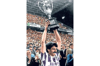 Pepe Moré levanta la Copa de la Liga en 1984
