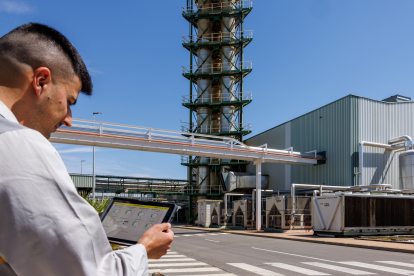 Un trabajador realiza un control digital de los consumos en las fábricas de Renault Group.