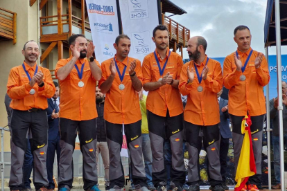 Equipo español medalla de plata en el mundial de salmónidos mosca disputado en Francia con Rubén Santos, primero por la derecha.