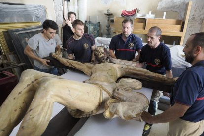 Trasladan el ‘Santo Cristo del Humilladero’ de la Iglesia de la Santa Vera Cruz al taller habilitado en la Catedral de Valladolid.