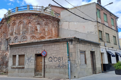 Restos de la iglesia, tapados por las construcciones adyacentes.