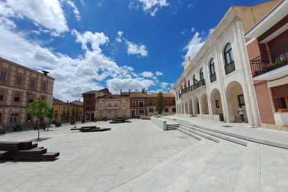 La antigua harinera está justo enfrente del Ayuntamiento.