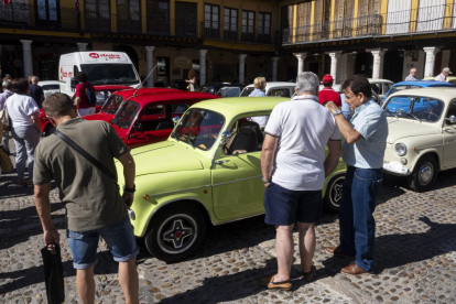 Concentracion de Seat 600 en Valladolid