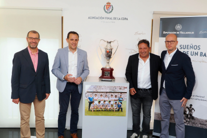 El presidente de la Diputación de Valladolid, Conrado Íscar, y Eusebio Sacristán, patrono fundador de la Fundación que lleva su nombre, presentan la exposición Sueños detrás de un balón, con la que la Fundación Eusebio Sacristán pone fin a los actos de su XX aniversario.