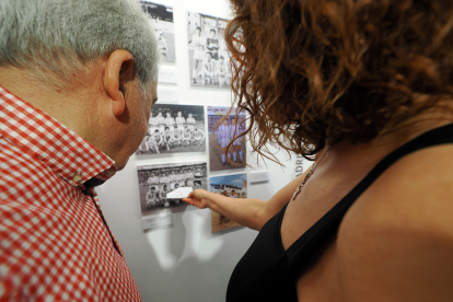 El presidente de la Diputación de Valladolid, Conrado Íscar, y Eusebio Sacristán, patrono fundador de la Fundación que lleva su nombre, presentan la exposición Sueños detrás de un balón, con la que la Fundación Eusebio Sacristán pone fin a los actos de su XX aniversario.