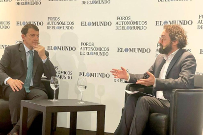 El presidente de la Junta de Castilla y León, Alfonso Fernández Mañueco, y el director nacional de EL MUNDO, Joaquín Manso, en el Foro de EL MUNDO 'La España Vertebrada'.