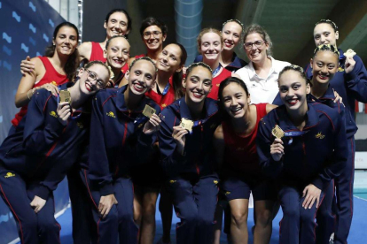 Laura López Valle con las nadadoras de la selección júnior