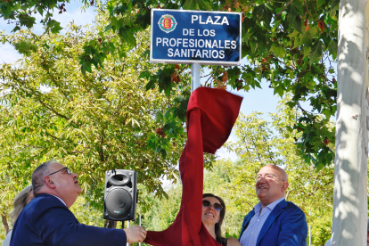 Carnero destapa el letrero de la nueva plaza de la ciudad 'Profesionales Sanitarios'