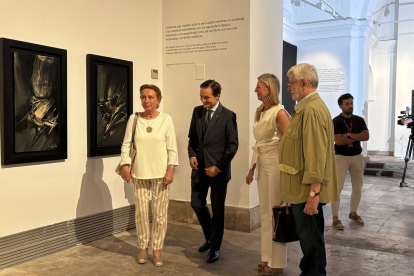 Gorozarri, Fernández Sobrino, Carvajal y Fernán-Gómez ante dos obras de Viola