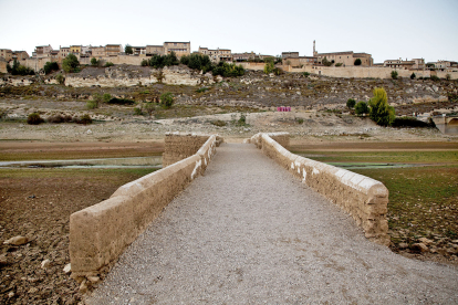 Puente romano sumergido habitualmente por las aguas del embalse de Linares.