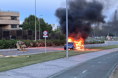 Incendio de un coche en la calle Manuel Jiménez-Alfaro.