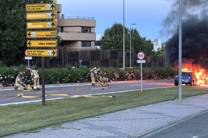 Incendio de un coche en la calle Manuel Jiménez-Alfaro.