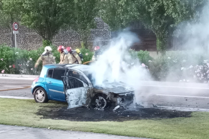 Incendio de un coche en la calle Manuel Jiménez-Alfaro.