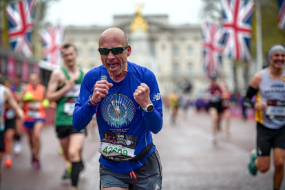 José Antonio González terminando la maratón de Londres