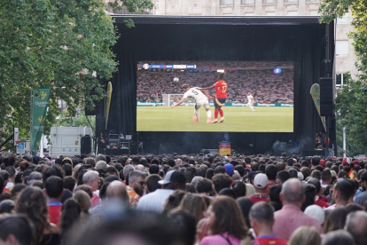 Aficionados disfrutando de la final en Valladolid