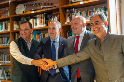 El alcalde de Valladolid, Jesús Julio Carnero, el rector de la Uva, el director de la Casa de la India y el embajador de la India en España firman un nuevo convenio