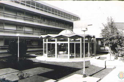 Vista exterior de la guardería 'Casa Cuna' en 1974