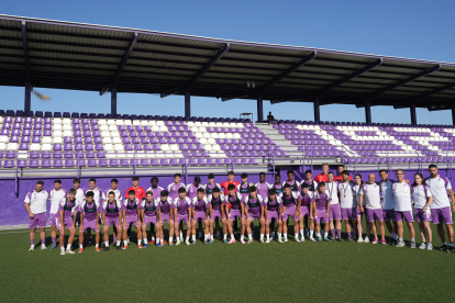 Foto de familia del Real Valladolid Promesas antes del entrenamiento