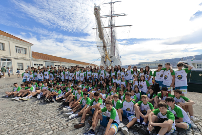 Foto de familia de los campistas en su visita al JuanSebastián Elcano.