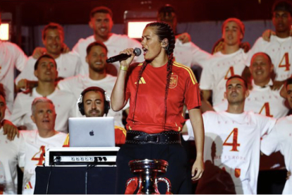 Isabel Aaiún durante su actuación en la Fiesta de la Eurocopa en Madrid