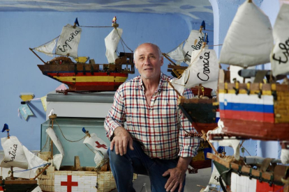 Ángel Rodríguez, en su estudio, posa junto a su maqueta de El Escorial