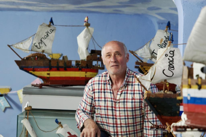 Ángel Rodríguez, en su estudio, posa junto a su maqueta de El Escorial