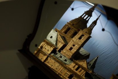 Ángel Rodríguez, en su estudio, posa junto a su maqueta de El Escorial