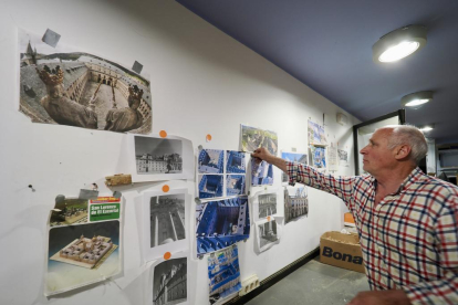 Ángel Rodríguez, en su estudio, posa junto a su maqueta de El Escorial