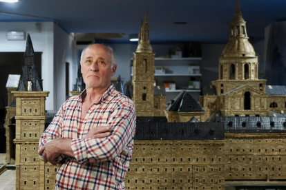 Ángel Rodríguez, en su estudio, posa junto a su maqueta de El Escorial