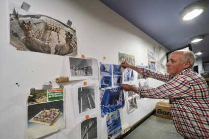 Ángel Rodríguez, en su estudio, posa junto a su maqueta de El Escorial