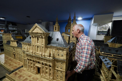 Ángel Rodríguez, en su estudio, posa junto a su maqueta de El Escorial