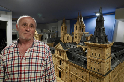 Ángel Rodríguez, en su estudio, posa junto a su maqueta de El Escorial