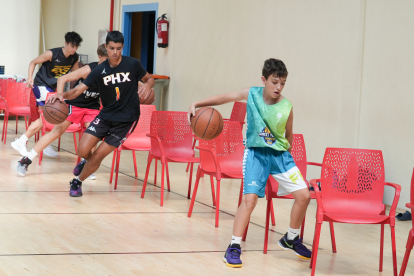 Mike Hansen enseña a jugar a las categorías inferiores del baloncesto vallisoletano